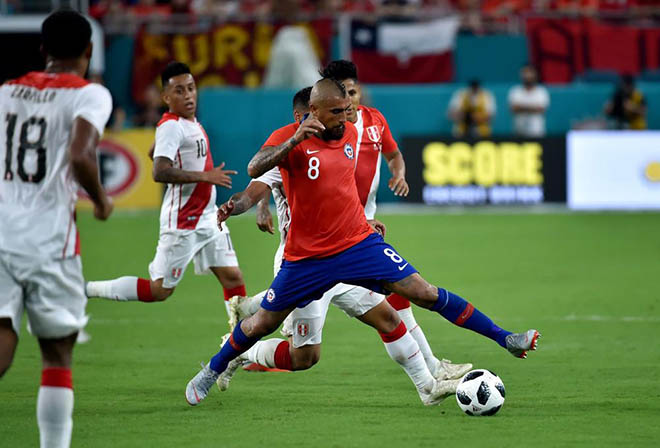 Vidal (số 8) chơi cực kỳ nổi bật trước Peru