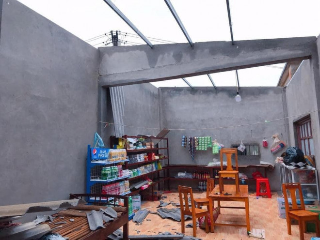 Một hàng quán ở thị trấn Hồ Xá, huyện Vĩnh Linh bị tốc mái. Ảnh: Thanh Nga.