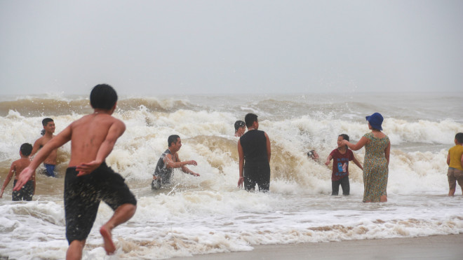 Sáng 5/11, sau khi bão số 13 đi qua, biển động, khiến sóng biển còn rất to. Tuy nhiên, nhiều người dân, du khách trong đó có cả trẻ&nbsp;nhỏ vẫn kéo nhau ra biển để tắm và nô đùa với sóng dữ.&nbsp;