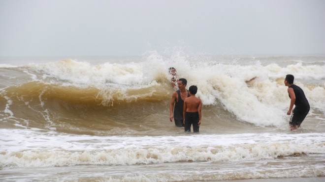 Sóng biển cao, phủ đầu người nhưng người dân vẫn không hề lo sợ.&nbsp;