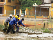 Tin tức trong ngày - Trăm người căng sức dọn bùn ở phố cổ Hội An sau mưa lũ