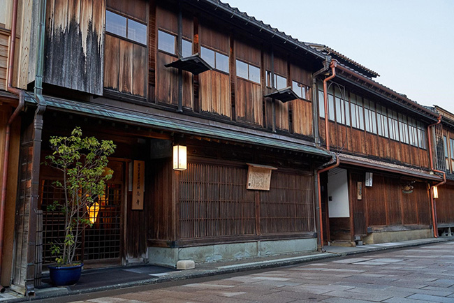 Tuy nhiên, vàng không phải là điểm thu hút duy nhất của Kanazawa. Bạn hãy ghé các quán trà lịch sử của thành phố, nơi những công trình kiến ​​trúc tuyệt đẹp với dầm sơn mài công phu, các ô cửa và những chiếc đèn lồng kiểu cũ hút hồn du khách.
