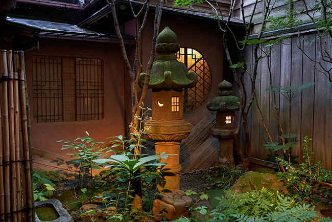 Du khách đến thăm Shima Tea House có thể đi theo dấu chân của lịch sử qua các căn phòng trải chiếu tatami 200 năm tuổi, và trải nghiệm những điểm tham quan từng chỉ dành cho giới thượng lưu với những chiếc đền lồng bằng đá.
