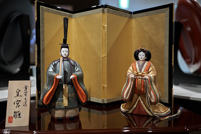 Niềm đam mê với vàng lá của Kanazawa bắt đầu khi lãnh chúa đầu tiên của gia tộc Kaga, Maeda Toshiie, ra lệnh sản xuất vàng lá để trang trí mũi giáo cho những người lính của mình.
