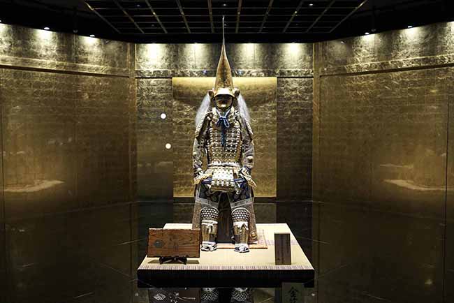 Là một trong những nhà sản xuất vàng lá hàng đầu ở Kanazawa, Hakukokan không chỉ có một bộ sưu tập nghệ thuật và sản phẩm lá vàng lớn nhất ở thành phố trong 20 năm qua, mà còn là một bảo tàng và trung tâm hoạt động miễn phí cho những du khách quan tâm.
