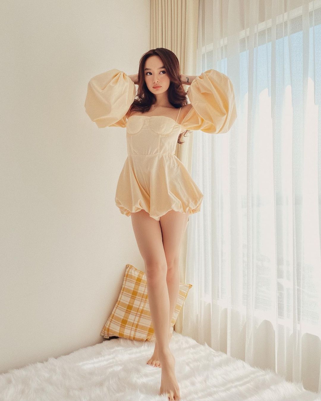 Kaity Nguyễn khoe đôi chân thon thả dù chỉ cao 1m50&nbsp;với thiết kế váy dáng siêu ngắn.