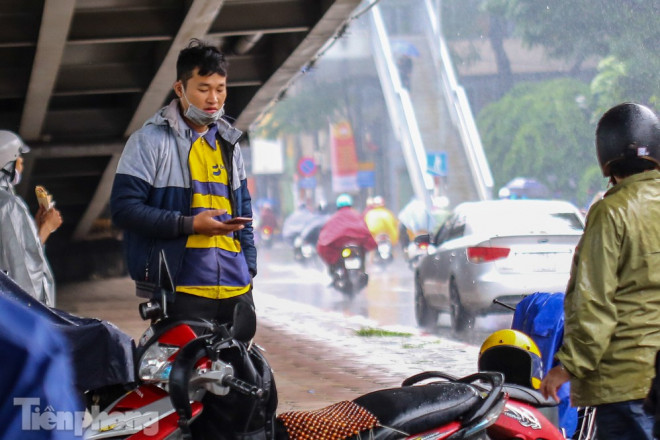 Nhiều người dù có mang khẩu trang nhưng đeo xuống cằm.