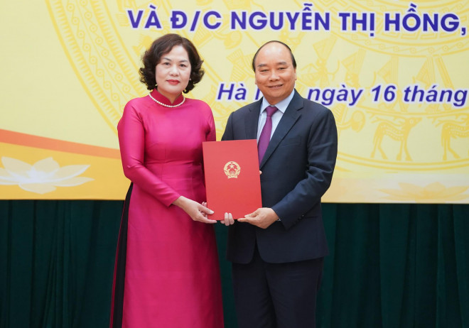 Thủ tướng Nguyễn Xuân Phúc trao Quyết định cho tân Thống đốc Ngân hàng Nhà nước Nguyễn Thị Hồng - Ảnh: VGP