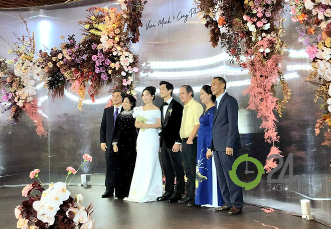 Cô dâu chú rể Viên Minh - Công Phượng chụp ảnh chung với cha mẹ hai bên và bầu Đức, bố nuôi của CP10