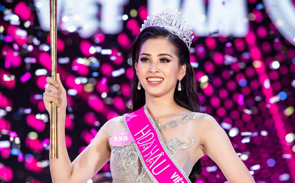 18 tuổi, Tiểu Vy đăng quang Hoa hậu Việt Nam, cô là người đẹp nhận được sự đồng tình lớn nhất của khán giả cuộc thi nhan sắc này.