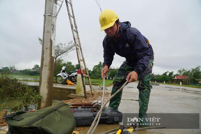 Ngành điện Quảng Bình đang gấp rút khắc phục hậu quả sau bão số 13