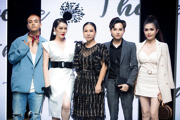 Tại show diễn The Mirage của NTK Thanh Huỳnh, CEO Trần Viết Đạt đã mua bộ váy đặc biệt của chương trình với giá 5.500 USD để ủng hộ từ thiện.