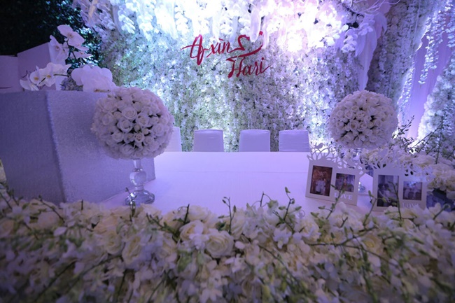 Ngoài trang trí bàn theo phong cách hoàng tộc Anh, tiệc còn sử dụng tới 1.440 cây nến, 30.000 bông hồng...
