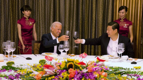 Ông Biden dùng bữa với ông Tập ở Thành Đô năm 2011.