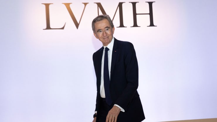 Người đàn ông giàu nhất châu Âu, chủ tịch kiêm giám đốc điều hành của LVMH, đã có&nbsp;thêm khoảng 16 tỷ USD&nbsp;trong hai tuần qua