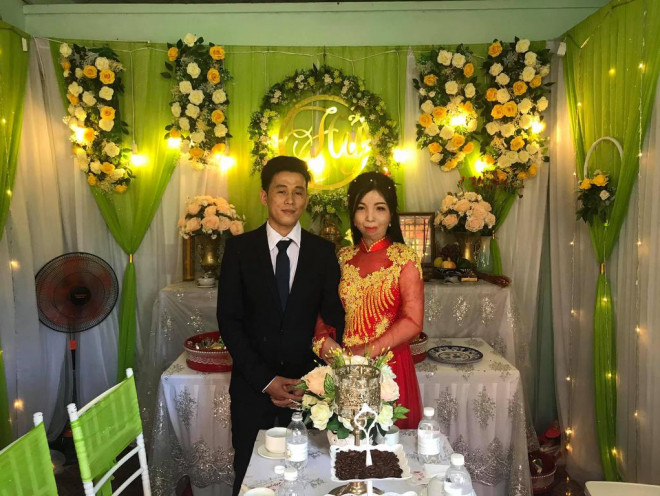 Cặp đôi&nbsp;Nguyễn Thị Hương -&nbsp;Lê Minh Thái trong lễ đính hôn.