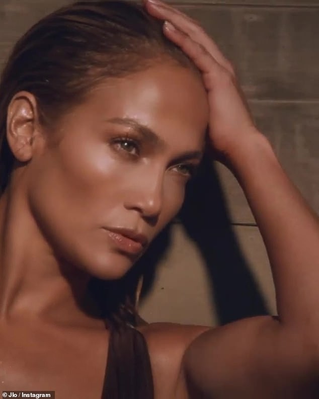 Jennifer Lopez 51 tuổi mặc áo tắm hở bạo