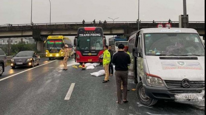 Hiện trường những bao tải bột đá rơi xuống đường cao tốc Pháp Vân - Cầu Giẽ - Ninh Bình khiến hai xe khách xảy ra tai nạn