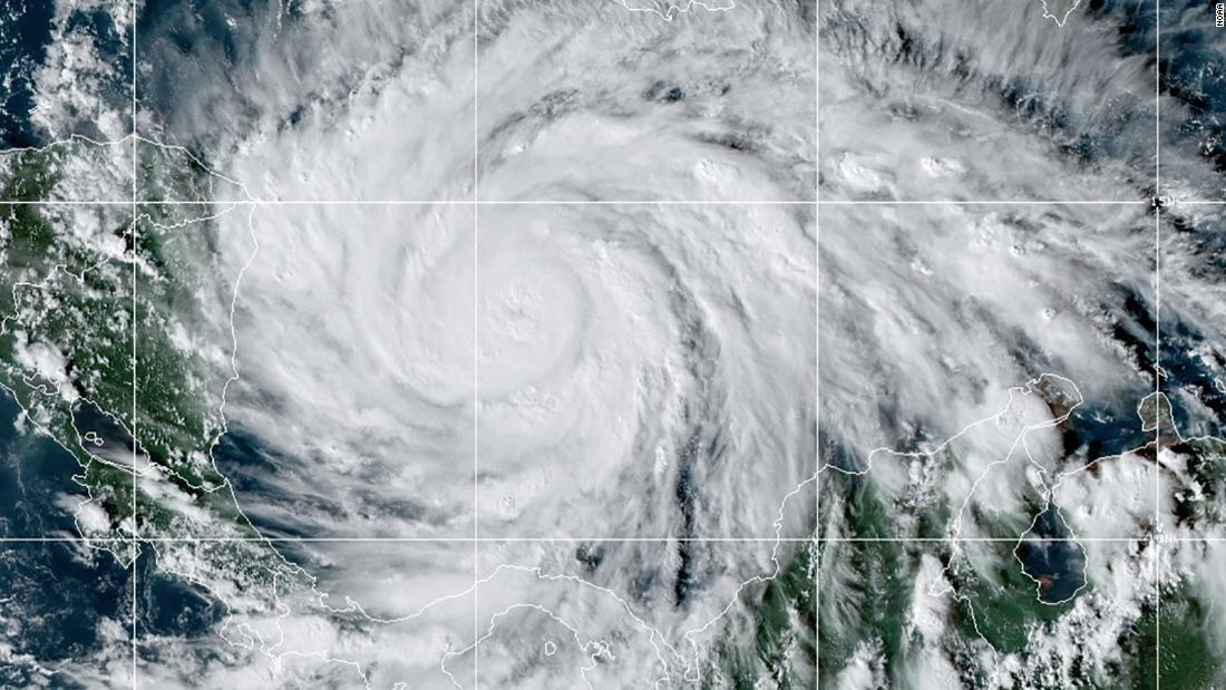 Siêu bão Iota với sức gió hơn 258 km/giờ sắp đổ bộ vào đất liền ở Trung Mỹ.