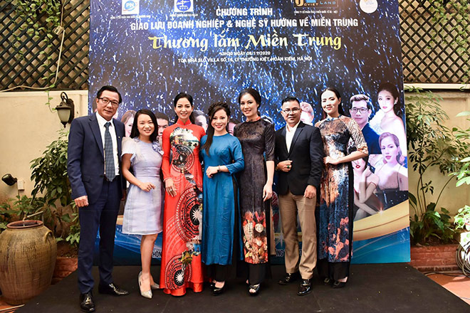 Chương trình tổ chức đấu giá thảm, tranh để ủng hộ bà con miền Trung