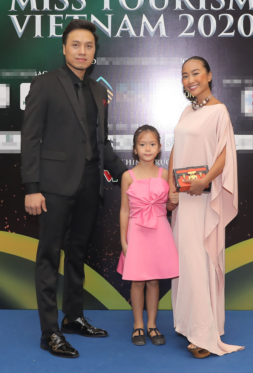 Đoan Trang cùng con gái đến tham dự chương trình