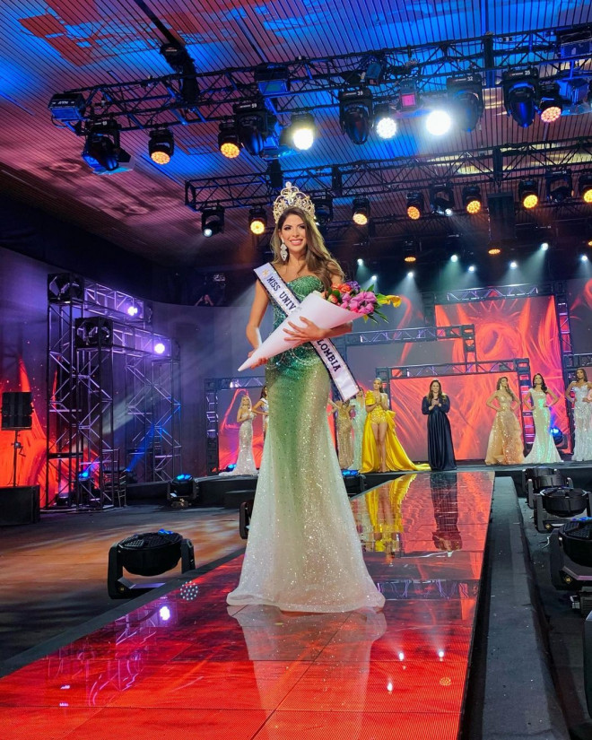 Sắc vóc nóng bỏng của cô gái 1m80 đăng quang Hoa hậu Hoàn vũ Colombia 2020 - 1