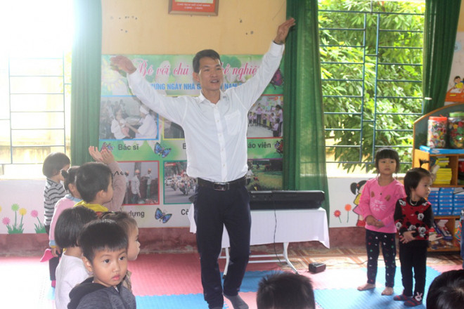 Thầy giáo Nguyễn Xuân Ba là 1 trong 2 giáo viên nam duy nhất bậc học mầm non tại huyện Ninh Giang