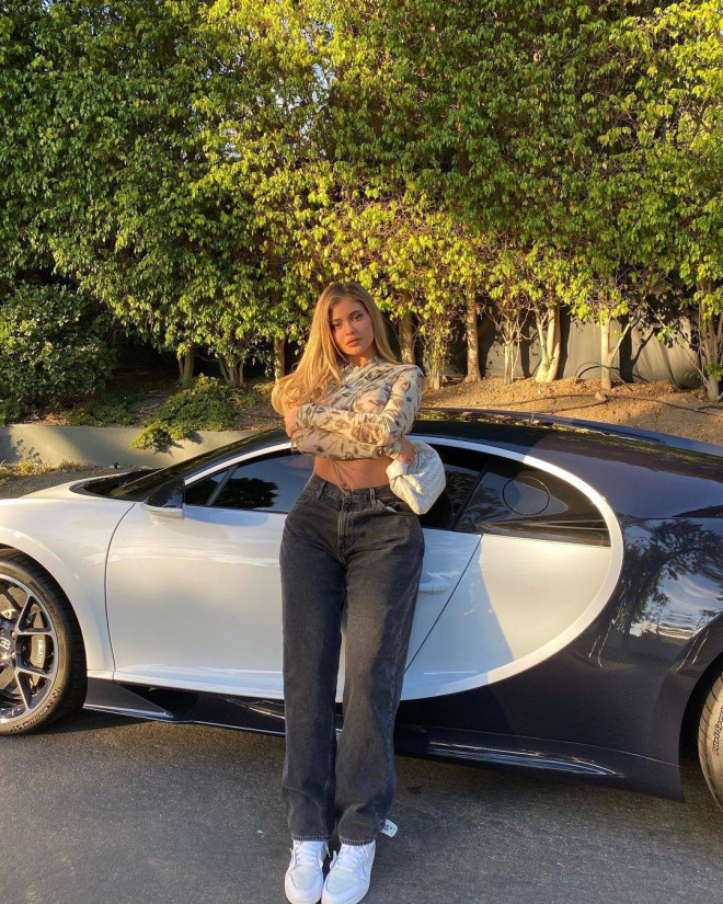 Nữ tỷ phú Kylie Jenner khoe dáng nuột nà bên siêu xe đắt nhất trong bộ sưu tập - 1
