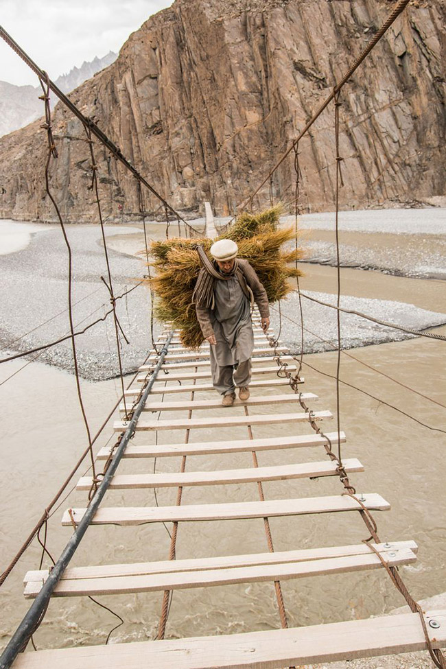 Cầu treo Hussaini- Hunza, Pakistan: Cây cầu dây này thường không ổn định trọng lực với những sợi dây thừng không chắc chắn và những tấm ván mỏng lỏng lẻo...
