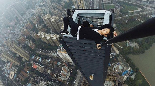 Bức ảnh ấn tượng: Wu Yongning được biết đến với những bức ảnh đáng sợ trên đỉnh các tòa nhà chọc trời. Trong một sự cố đáng tiếc, người thanh niên 26 tuổi đã ngã xuống và tử vong vào tháng 11/2017 sau khi rơi từ một tòa nhà 62 ​​tầng (không phải tòa nhà trong ảnh). 
