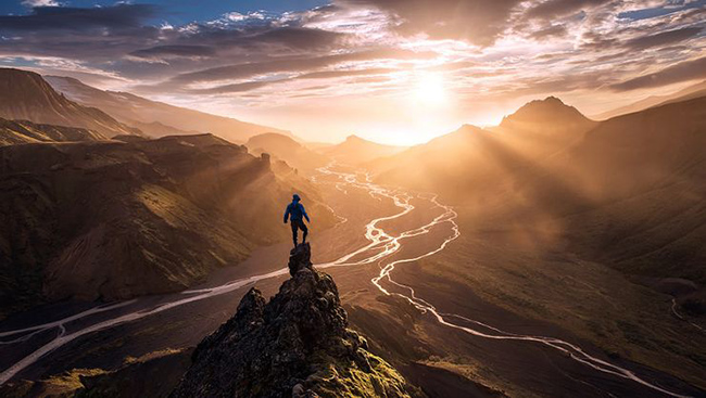 Thorsmork, Iceland - Trên đỉnh thế giới: Thung lũng Thor của Iceland là một cảnh đẹp ngoạn mục và nhà thám hiểm Max Rive đã tiến thêm một bước nữa và có được cảnh chụp mạo hiểm này ngay trên bờ vực.
