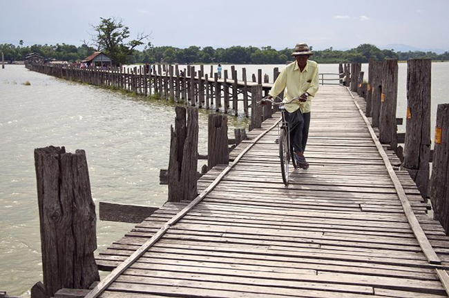 Cầu U Bein- Mandalay, Myanmar: Đây là cây cầu bằng gỗ tếch dài nhất thế giới. Mặc dù vẫn đang được sử dụng bởi người dân địa phương, khách du lịch vẫn đổ xô đến đây để chụp ảnh lúc bình minh và hoàng hôn. 

