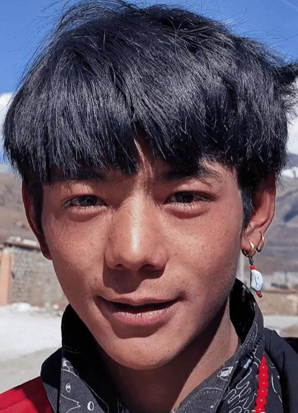 Chàng trai Tây Tạng có vẻ ngoài điển trai như nam thần Hoa ngữ - 1