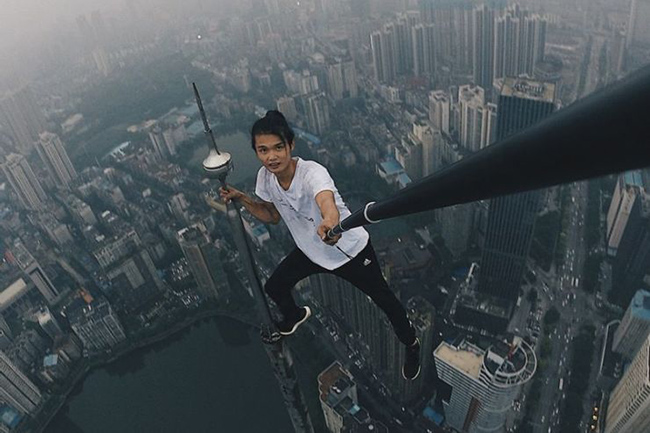 Đỉnh tháp ở HongKong: Bức ảnh này mô tả một lần nữa Wu Yongning, người thanh niên trẻ tuổi có biệt danh là 'người trên nóc nhà' thích leo lên đỉnh của các tòa nhà và công trình kiến ​​trúc cao đến mức nào.
