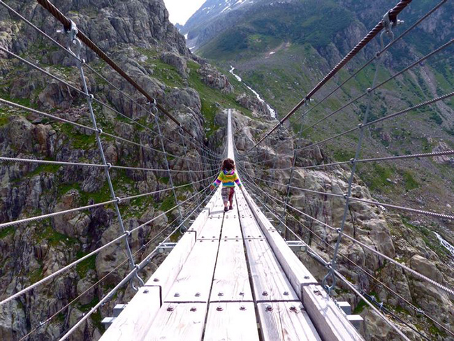 Cầu treo Trift- Gadmen, Thụy Sĩ: Cầu Trift là một cây cầu dành cho người đi bộ ở độ cao ngất ngưởng và có tầm nhìn ra sông băng Trift.
