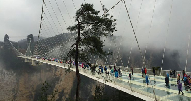 Cầu thủy tinh Trương Gia Giới - Vụ Linh Nguyên, Trung Quốc: Trước đây là cây cầu kính cao nhất và dài nhất trên thế giới, nó trải dài hơn 426m trên một hẻm núi trong Công viên Rừng Quốc gia Trương Gia Giới, vực sâu bên dưới là điểm gây choáng váng thực sự. 
