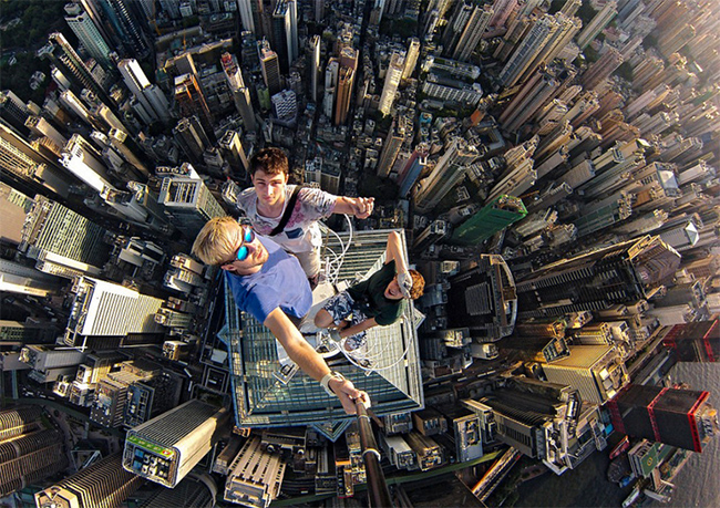 Cao ốc mới ở HongKong: Alexander Remnev luôn thích săn lùng những địa điểm đáng sợ để chụp ảnh selfie, giống như địa điểm này, anh chụp cùng các bạn trên một tầng thượng cực kỳ nhỏ ở một cao ốc tại HongKong.
