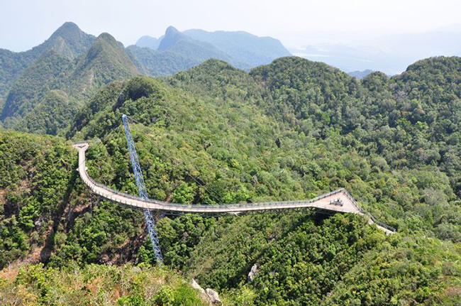 Cầu Langkawi Sky - Kedah, Malaysia: Cây cầu thực sự treo lơ lửng trên bầu trời, phía trên các đỉnh núi và uốn lượn quanh đỉnh Gunung Mat Chinchang. 
