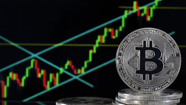 Bitcoin tăng mạnh lên mốc 17.700 USD - 1