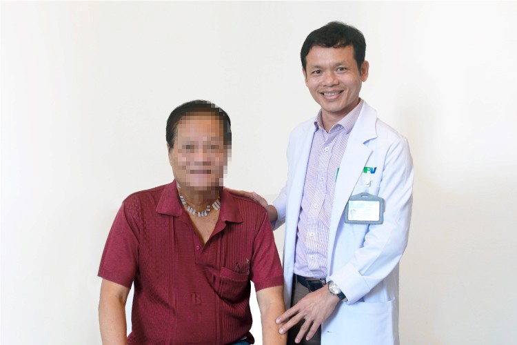 Ông Cường và bác sĩ Thái sau phẫu thuật
