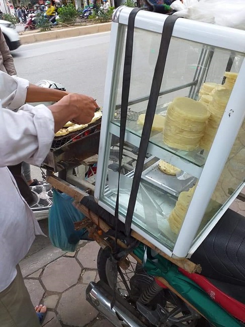 Hình ảnh chiếc xe bán bánh sắn như thế này dần trở nên quen thuộc tại những con phố có đông học sinh, sinh viên qua lại ở Hà Nội.