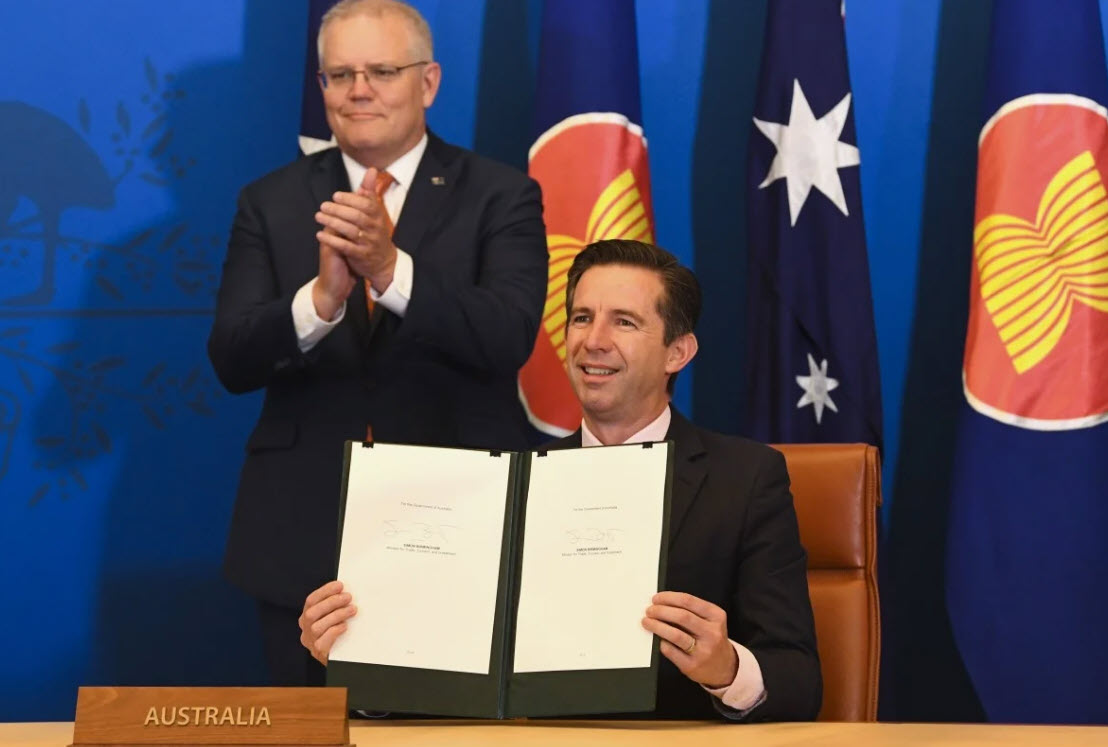 Bộ trưởng Thương mại Úc Simon Birmingham ký thỏa thuận thương mại tự do RCEP.
