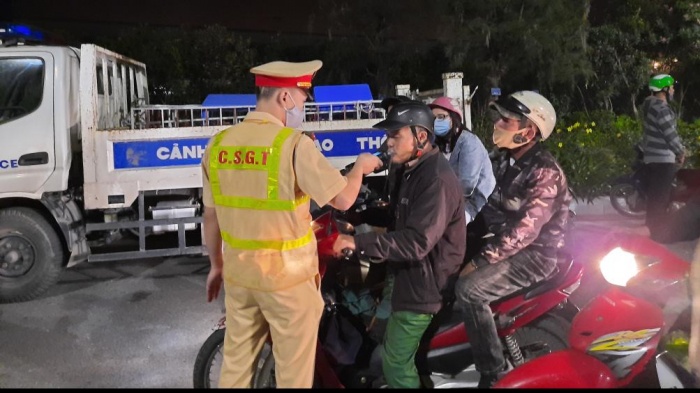 Chốt kiểm tra nồng độ cồn của Đội CSGT số 2 thuộc Phòng CSGT Đường bộ - đường sắt, Công an tỉnh Quảng Ninh triển khai trên Quốc lộ 18A, đoạn qua phường Bãi Cháy, Tp Hạ Long