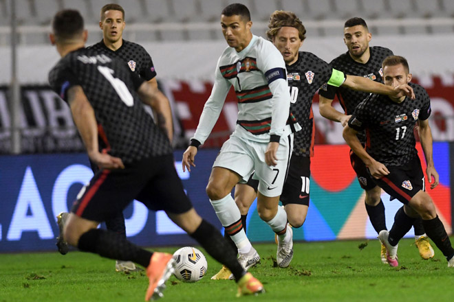 Ronaldo bị các hậu vệ của Croatia theo rất sát