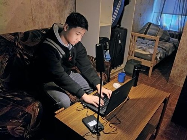 Lý Hân Trạch thành lập một web chơi game từ năm 10 tuổi. Ba năm sau đó, chàng trai này tạo ra mô-đun chơi game và 15 tuổi nhận được chứng chỉ vàng của Học viện ảo Microsoft.
