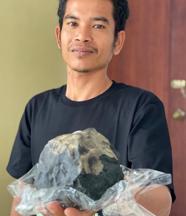Josua Hutagalung là một người làm quan tài ở Indonesia. Mới đây, khi đang làm việc thì một khối đá rơi vào phía ngoài phòng khách của gia đình.
