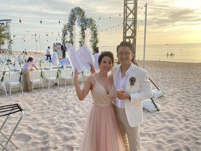 Hoa hậu Thu Hoài và bạn trai cũng có mặt để chung vui với cô dâu chú rể.
