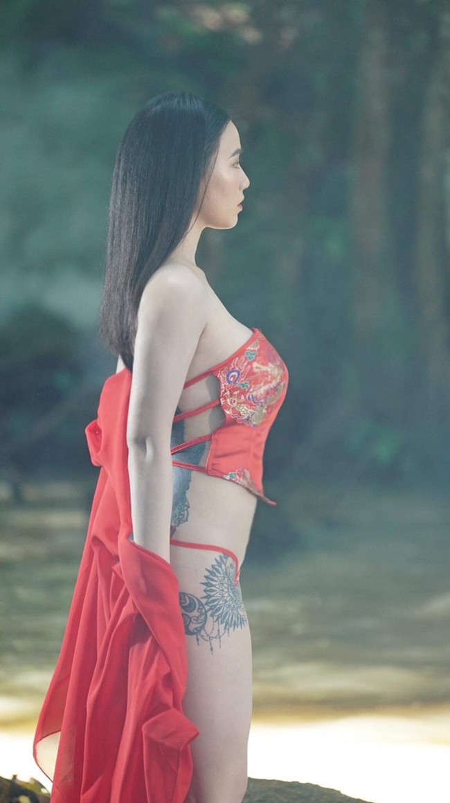 Hot girl Hà thành cho biết thêm, hiện tại cô có 5 hình xăm trên cơ thể đó là đuôi hồ ly, hình mandala ở chân, sao và cung thiên bình, hoa ở xương quai xanh.
