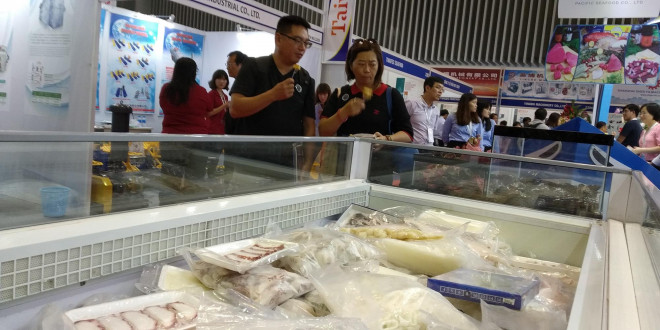Khách hàng tham quan các gian hàng thủy sản Việt Nam tại Hội chợ Vietfish tổ chức ở TP HCM