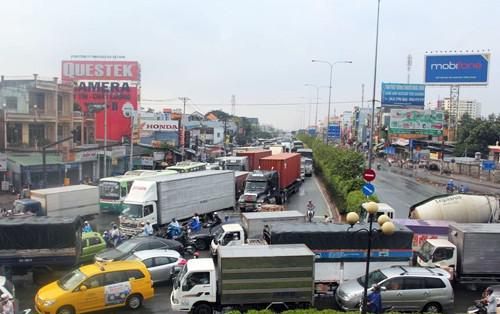 Quốc lộ 22 nối TPHCM và Tây Ninh thường xuyên ùn tắc do quá tải